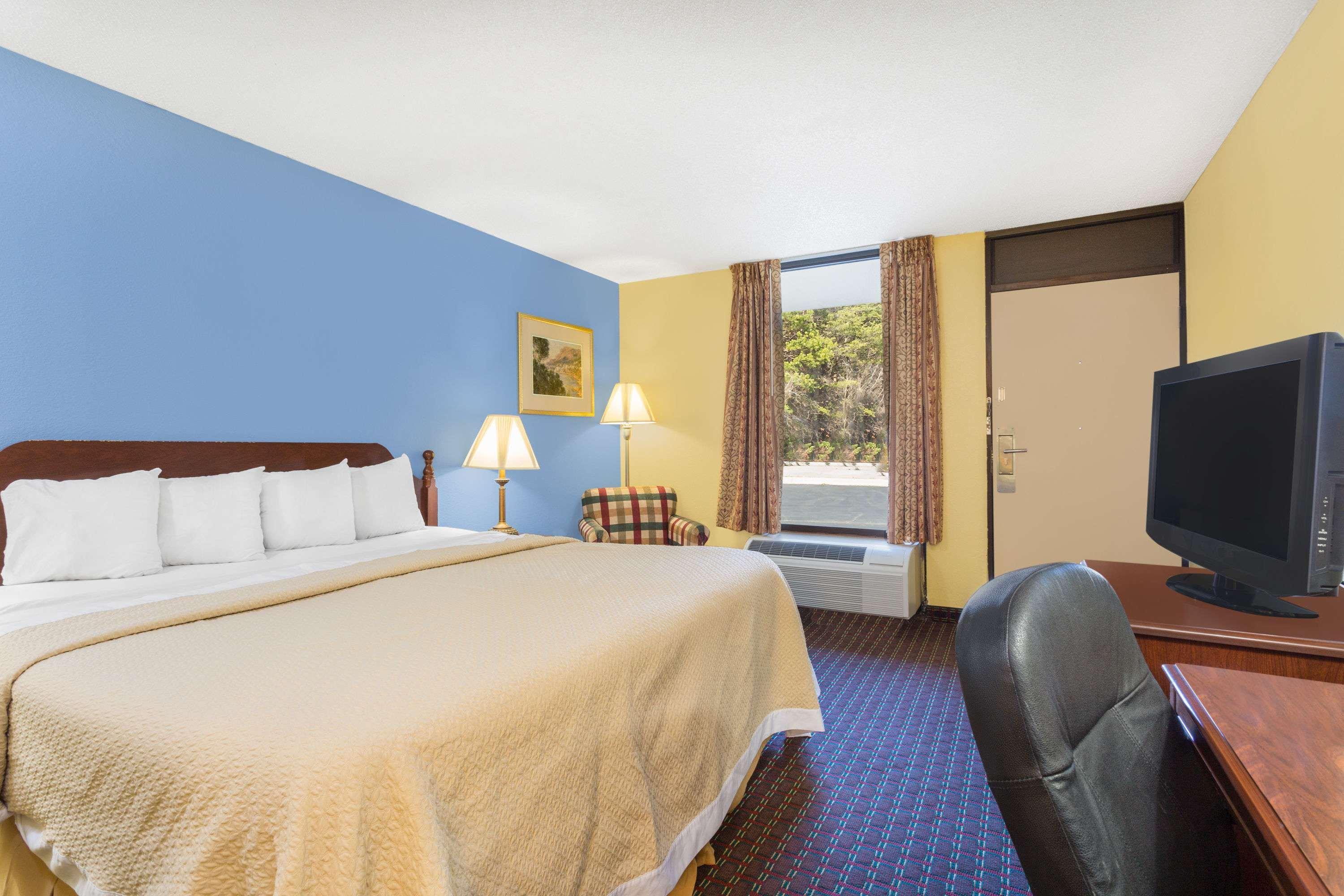 Days Inn By Wyndham Mocksville Екстериор снимка